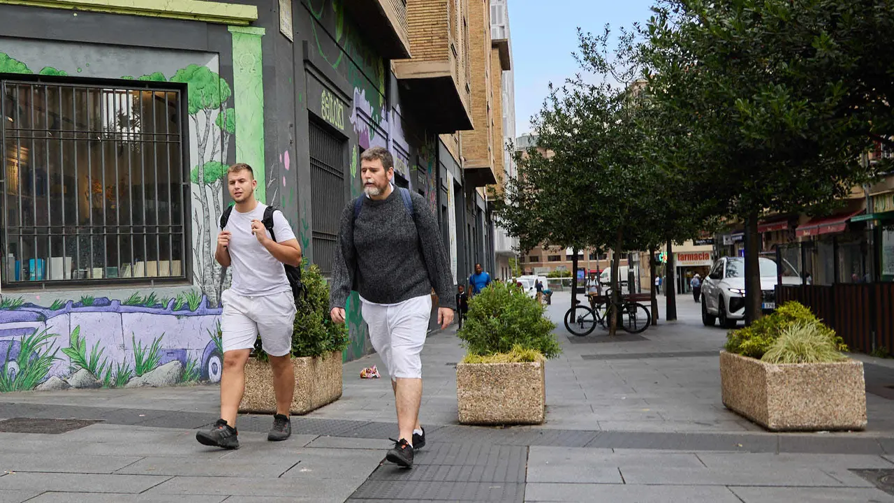 Tras los nueve días de las Fiestas de San Fermín 2025, Pamplona despierta y poco a poco sus calles y plazas comienzan a volver a la normalidad, mientras los más rezagados intentan exprimir los últimos momentos antes de volver a casa. IÑIGO ALZUGARAY