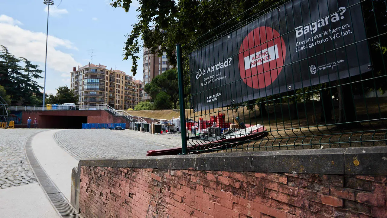 Tras los nueve días de las Fiestas de San Fermín 2025, Pamplona despierta y poco a poco sus calles y plazas comienzan a volver a la normalidad, mientras los más rezagados intentan exprimir los últimos momentos antes de volver a casa. IÑIGO ALZUGARAY