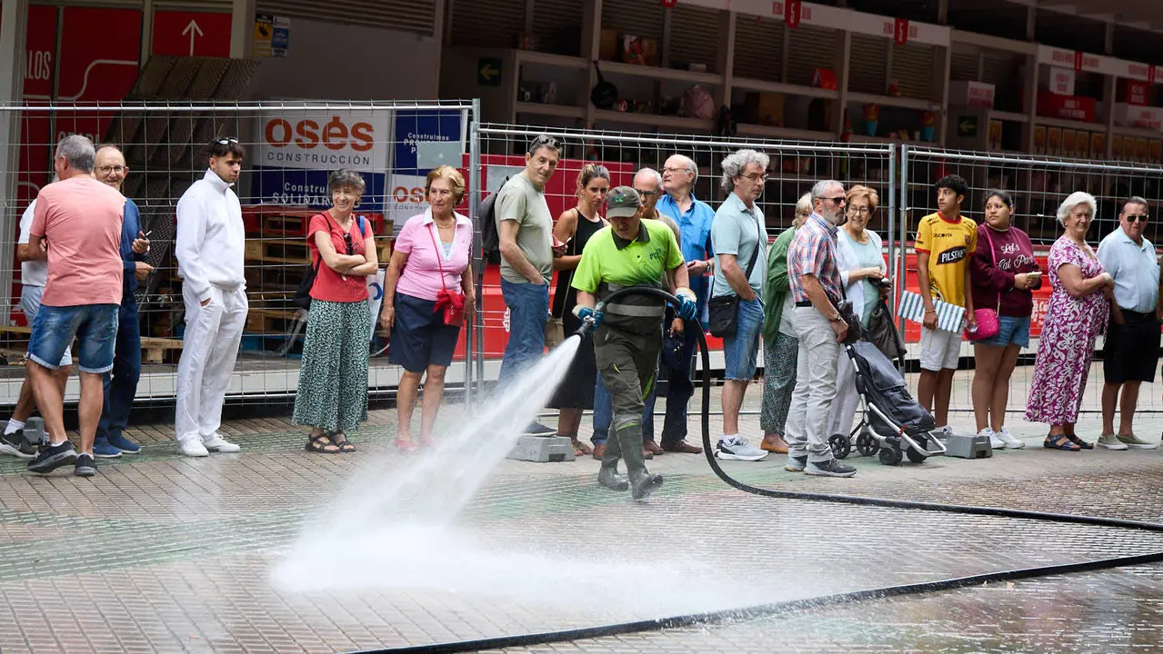 Tras los nueve días de las Fiestas de San Fermín 2025, Pamplona despierta y poco a poco sus calles y plazas comienzan a volver a la normalidad, mientras los más rezagados intentan exprimir los últimos momentos antes de volver a casa. IÑIGO ALZUGARAY