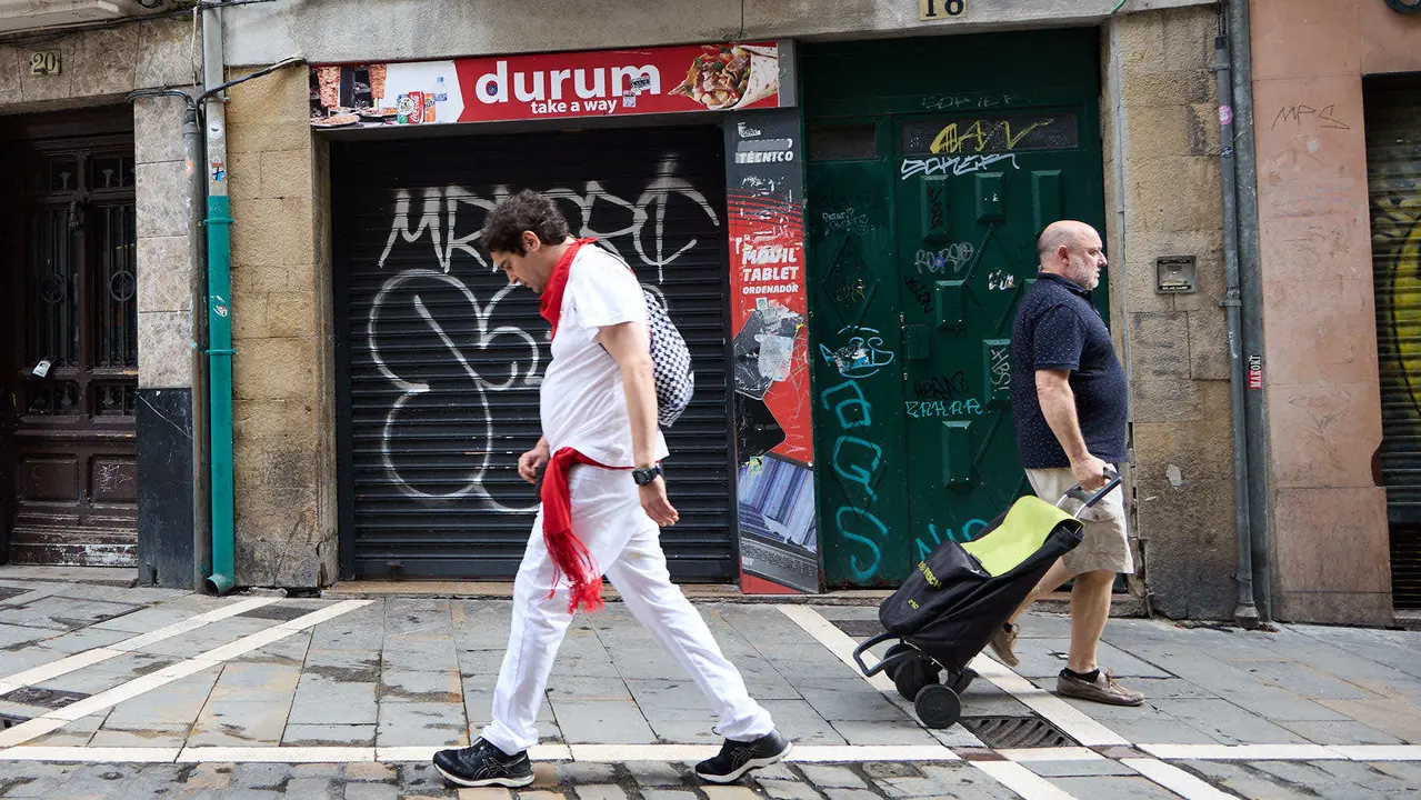 Tras los nueve días de las Fiestas de San Fermín 2025, Pamplona despierta y poco a poco sus calles y plazas comienzan a volver a la normalidad, mientras los más rezagados intentan exprimir los últimos momentos antes de volver a casa. IÑIGO ALZUGARAY