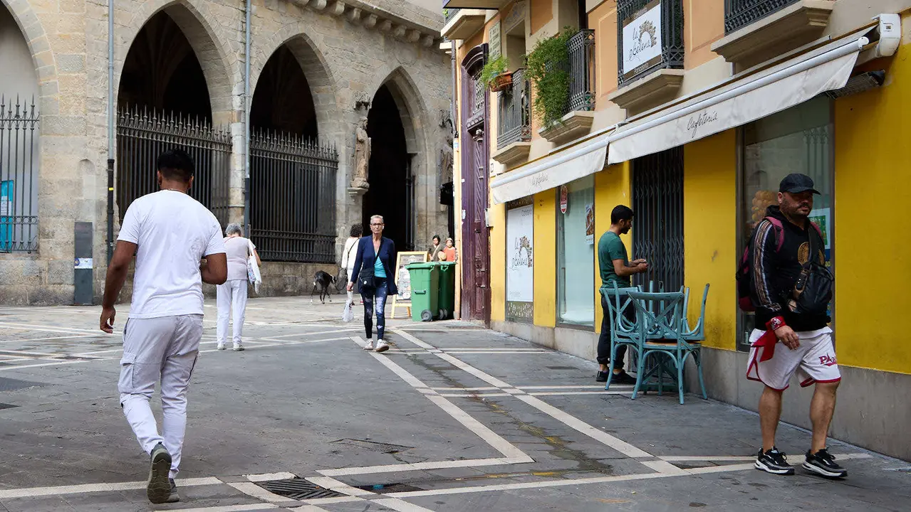 Tras los nueve días de las Fiestas de San Fermín 2025, Pamplona despierta y poco a poco sus calles y plazas comienzan a volver a la normalidad, mientras los más rezagados intentan exprimir los últimos momentos antes de volver a casa. IÑIGO ALZUGARAY