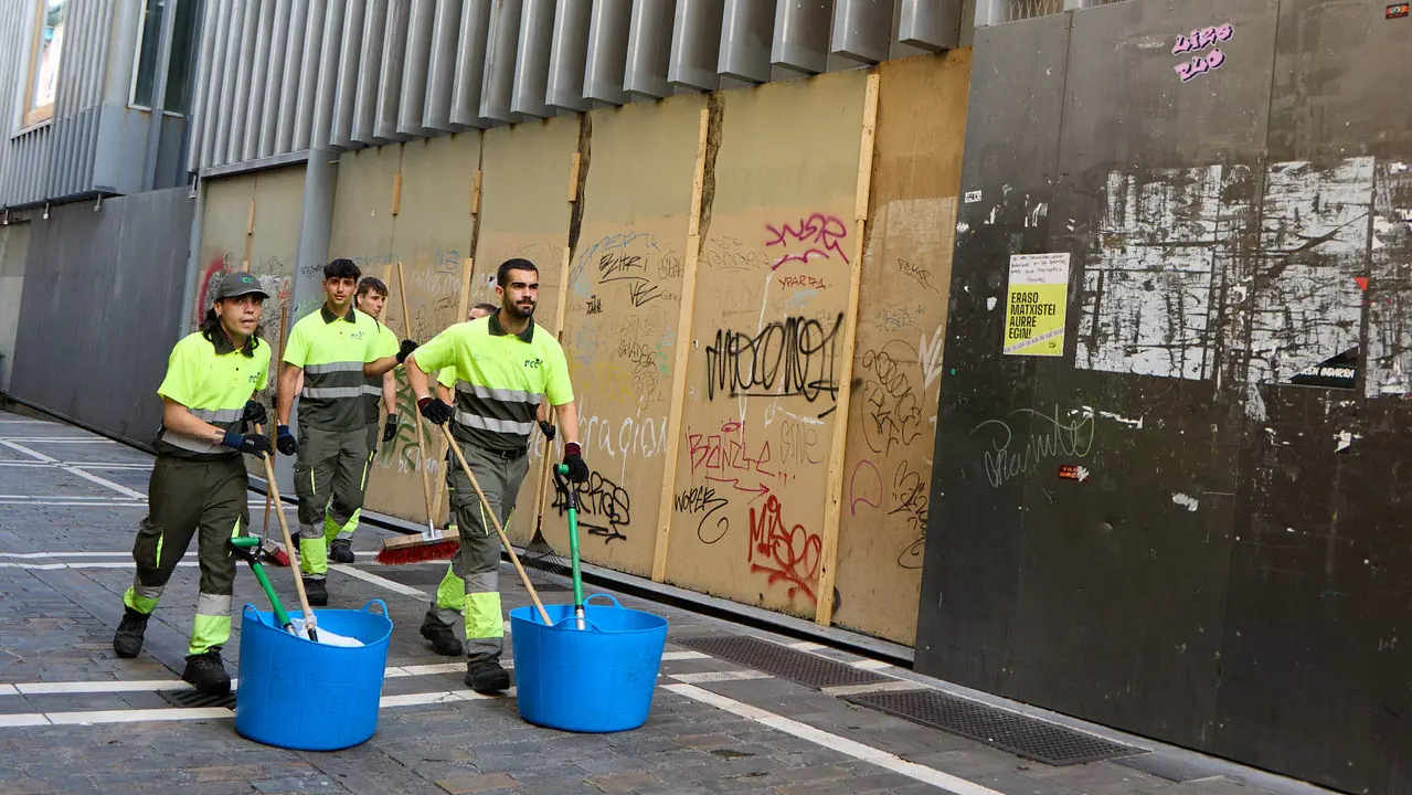 Tras los nueve días de las Fiestas de San Fermín 2025, Pamplona despierta y poco a poco sus calles y plazas comienzan a volver a la normalidad, mientras los más rezagados intentan exprimir los últimos momentos antes de volver a casa. IÑIGO ALZUGARAY