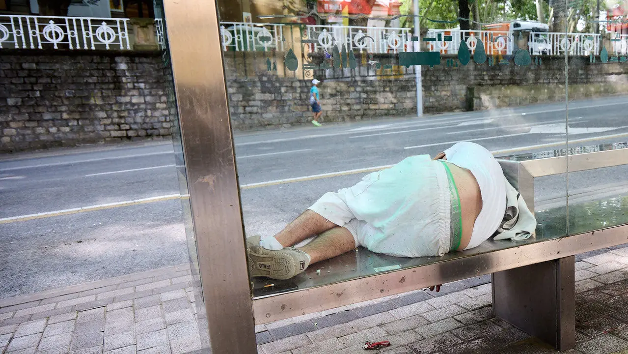 Tras los nueve días de las Fiestas de San Fermín 2025, Pamplona despierta y poco a poco sus calles y plazas comienzan a volver a la normalidad, mientras los más rezagados intentan exprimir los últimos momentos antes de volver a casa. IÑIGO ALZUGARAY