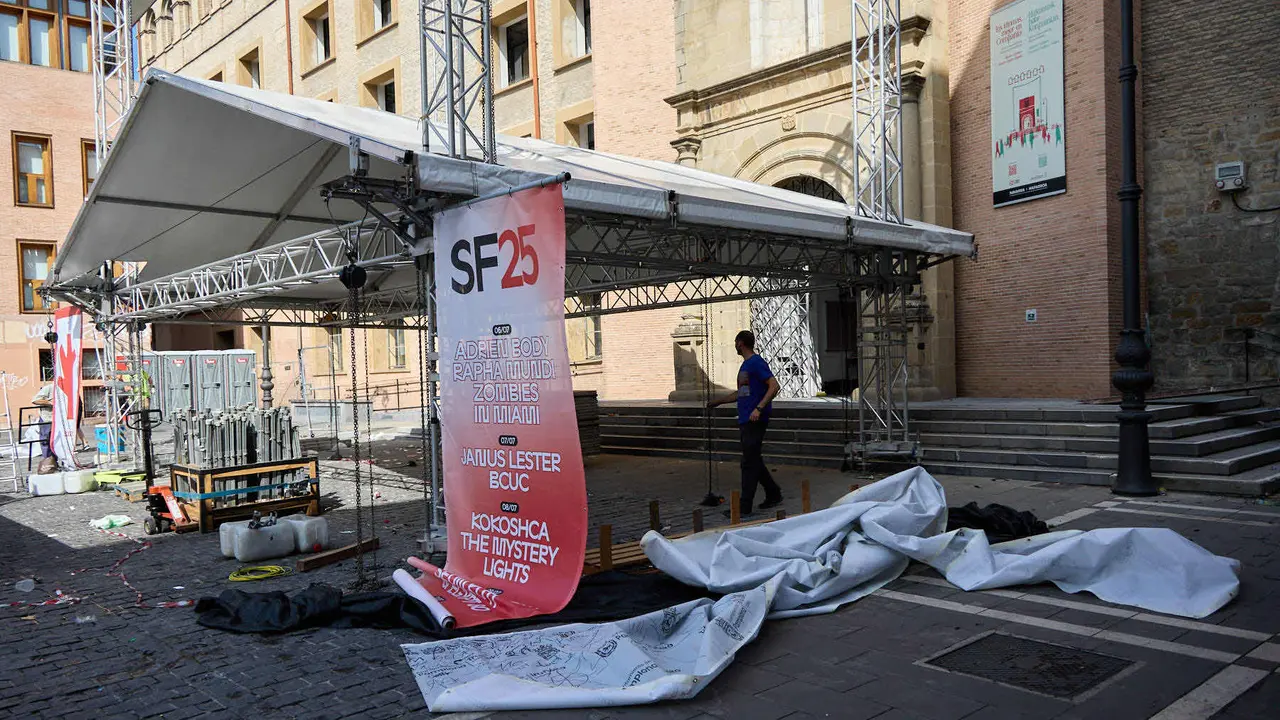 Tras los nueve días de las Fiestas de San Fermín 2025, Pamplona despierta y poco a poco sus calles y plazas comienzan a volver a la normalidad, mientras los más rezagados intentan exprimir los últimos momentos antes de volver a casa. IÑIGO ALZUGARAY