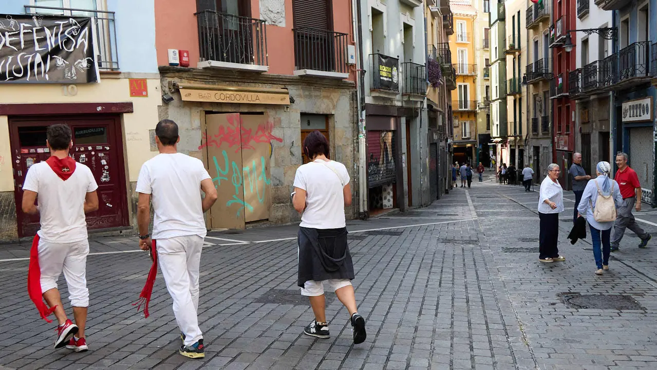 Tras los nueve días de las Fiestas de San Fermín 2025, Pamplona despierta y poco a poco sus calles y plazas comienzan a volver a la normalidad, mientras los más rezagados intentan exprimir los últimos momentos antes de volver a casa. IÑIGO ALZUGARAY