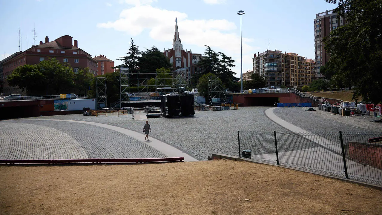 Tras los nueve días de las Fiestas de San Fermín 2025, Pamplona despierta y poco a poco sus calles y plazas comienzan a volver a la normalidad, mientras los más rezagados intentan exprimir los últimos momentos antes de volver a casa. IÑIGO ALZUGARAY