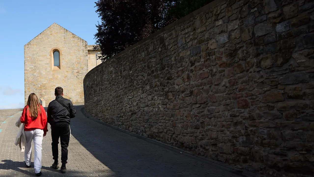 Tras los nueve días de las Fiestas de San Fermín 2025, Pamplona despierta y poco a poco sus calles y plazas comienzan a volver a la normalidad, mientras los más rezagados intentan exprimir los últimos momentos antes de volver a casa. IÑIGO ALZUGARAY