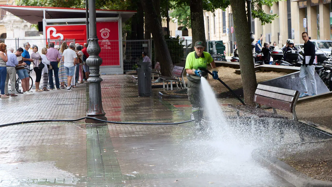 Tras los nueve días de las Fiestas de San Fermín 2025, Pamplona despierta y poco a poco sus calles y plazas comienzan a volver a la normalidad, mientras los más rezagados intentan exprimir los últimos momentos antes de volver a casa. IÑIGO ALZUGARAY
