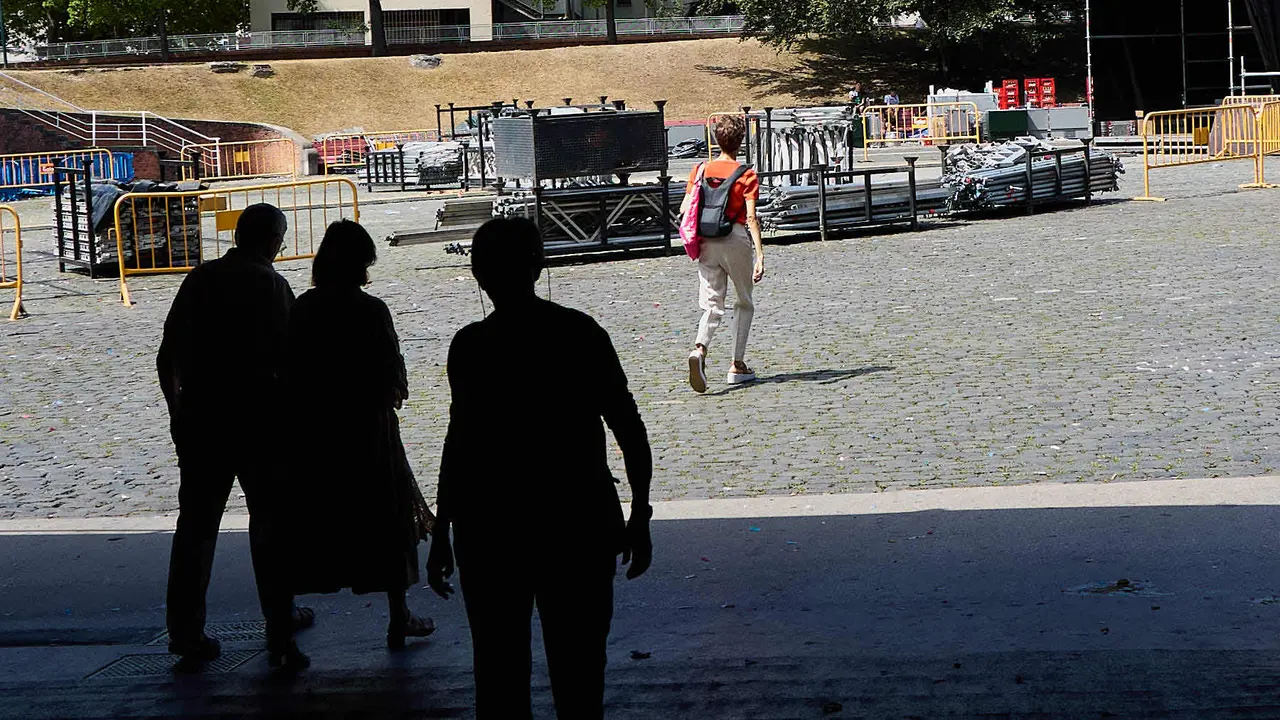 Tras los nueve días de las Fiestas de San Fermín 2025, Pamplona despierta y poco a poco sus calles y plazas comienzan a volver a la normalidad, mientras los más rezagados intentan exprimir los últimos momentos antes de volver a casa. IÑIGO ALZUGARAY