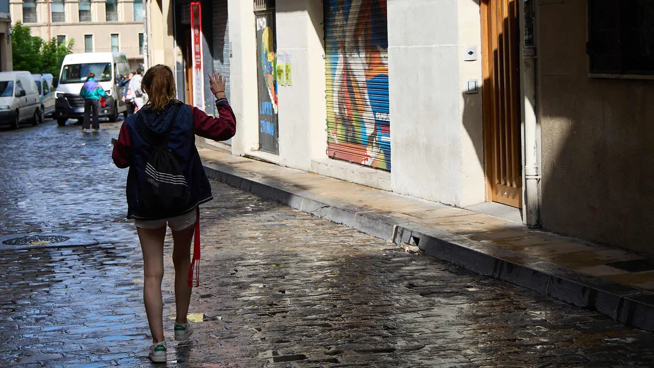 Tras los nueve días de las Fiestas de San Fermín 2025, Pamplona despierta y poco a poco sus calles y plazas comienzan a volver a la normalidad, mientras los más rezagados intentan exprimir los últimos momentos antes de volver a casa. IÑIGO ALZUGARAY