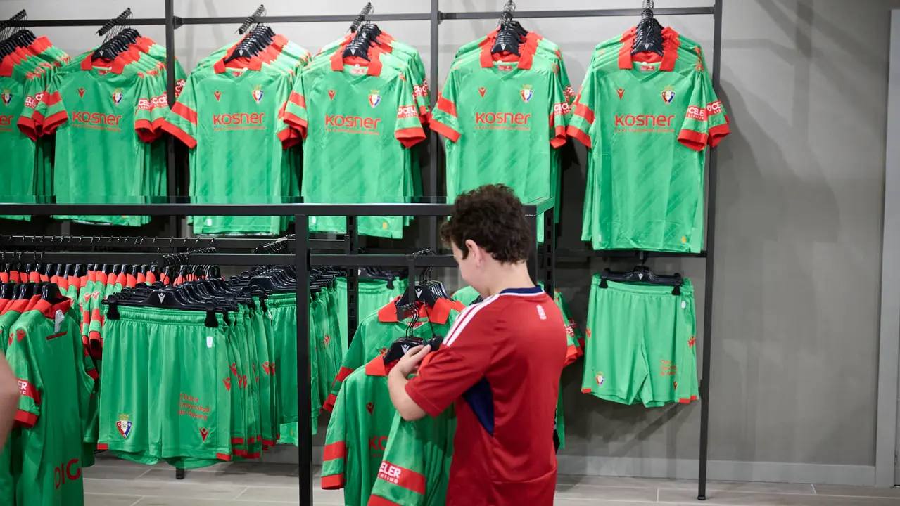 La tienda de Osasuna pone en marcha la venta de la segunda equipación para la temporada 25/26. PABLO LASAOSA