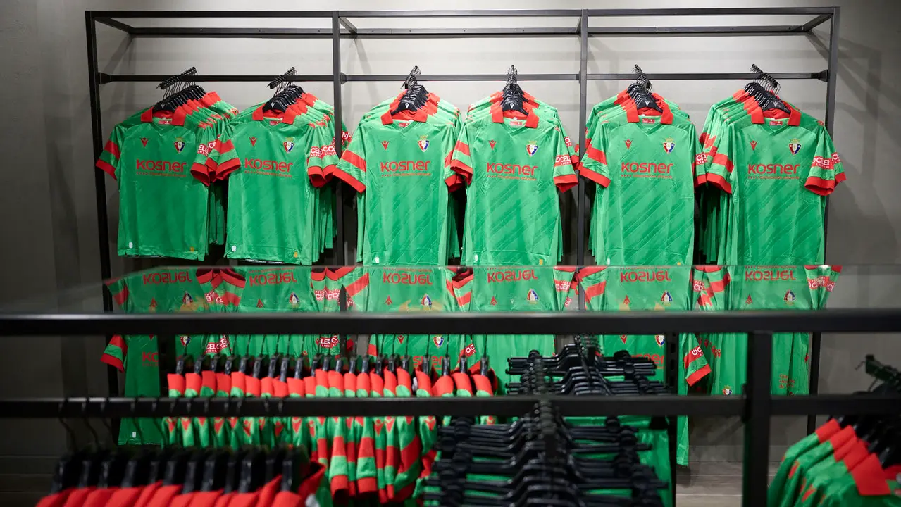 La tienda de Osasuna pone en marcha la venta de la segunda equipación para la temporada 25/26. PABLO LASAOSA