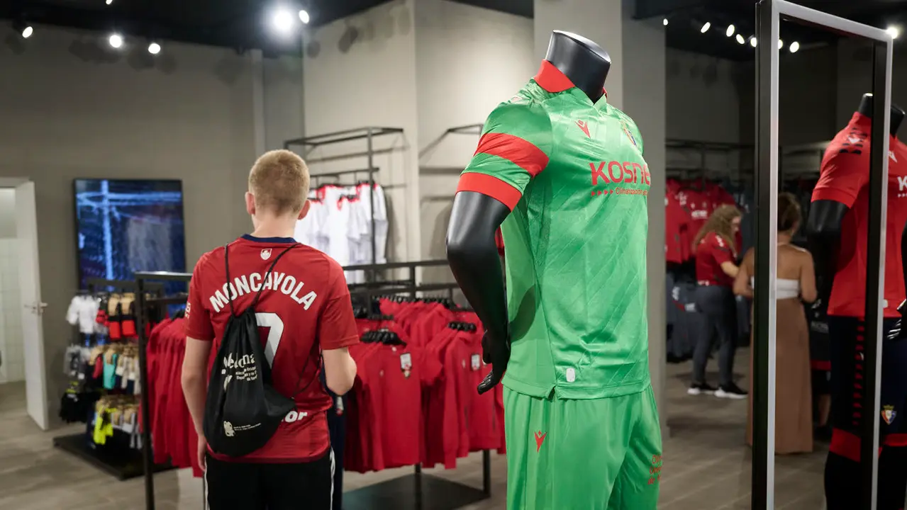 La tienda de Osasuna pone en marcha la venta de la segunda equipación para la temporada 25/26. PABLO LASAOSA