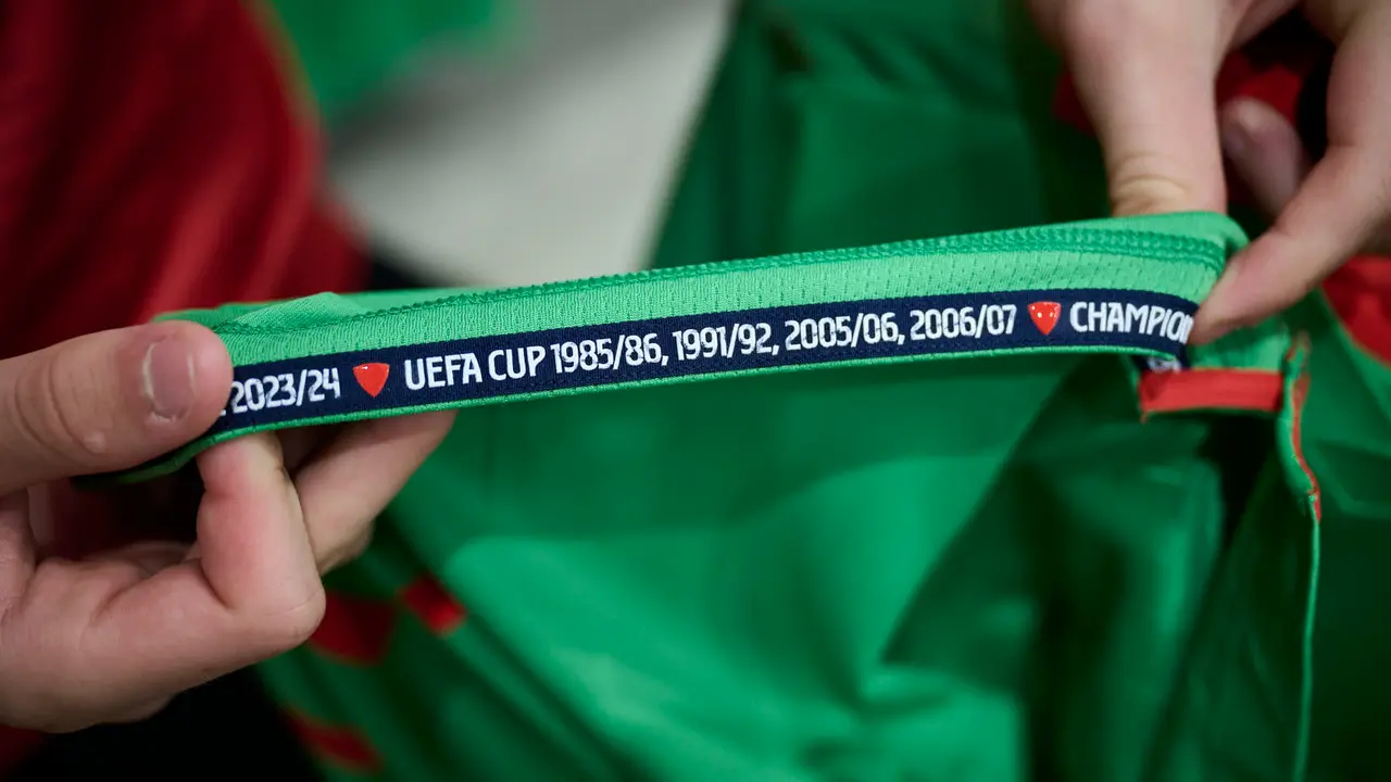 La tienda de Osasuna pone en marcha la venta de la segunda equipación para la temporada 25/26. PABLO LASAOSA