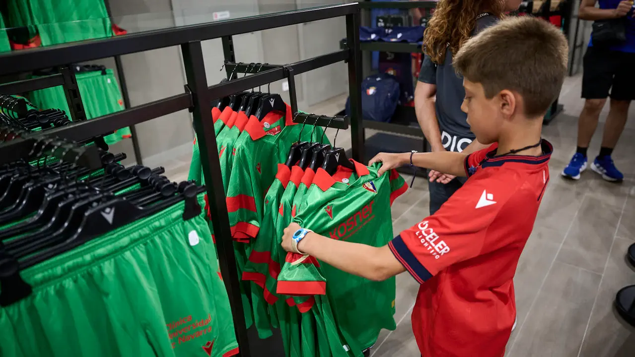 La tienda de Osasuna pone en marcha la venta de la segunda equipación para la temporada 25/26. PABLO LASAOSA