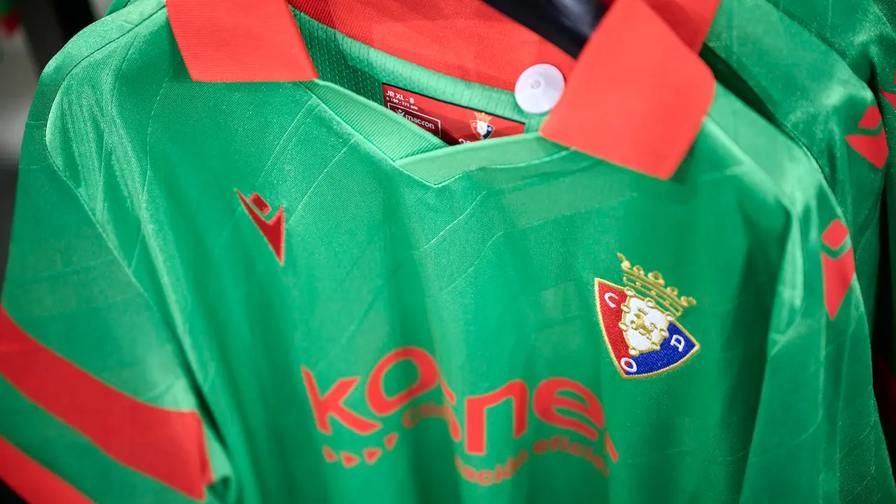 La tienda de Osasuna pone en marcha la venta de la segunda equipación para la temporada 25/26. PABLO LASAOSA