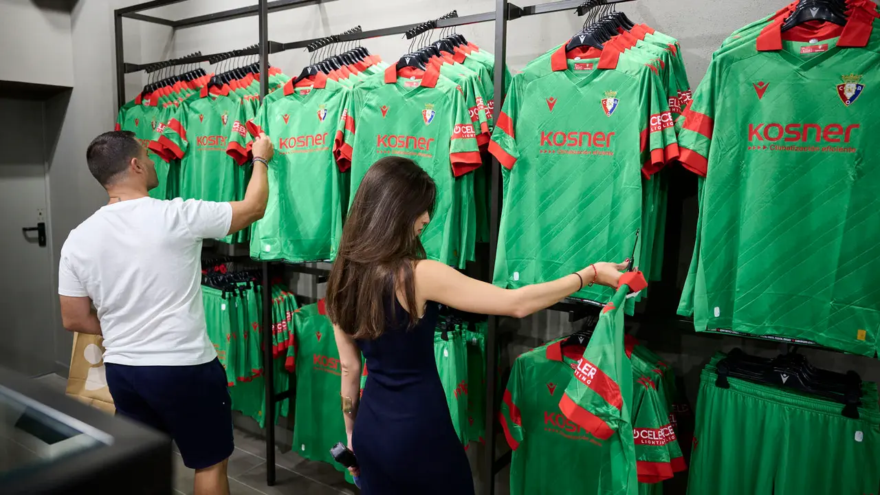 La tienda de Osasuna pone en marcha la venta de la segunda equipación para la temporada 25/26. PABLO LASAOSA