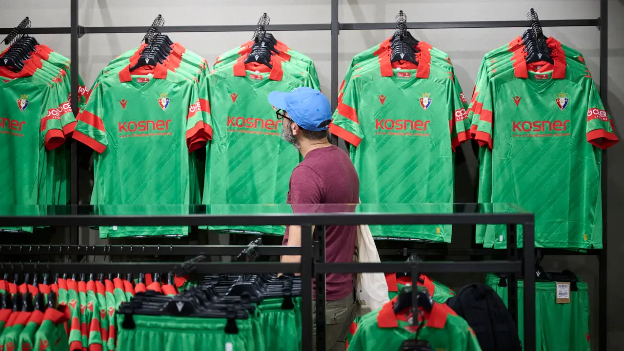 La tienda de Osasuna pone en marcha la venta de la segunda equipación para la temporada 25/26. PABLO LASAOSA