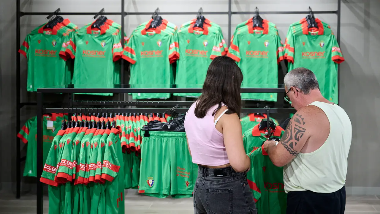 La tienda de Osasuna pone en marcha la venta de la segunda equipación para la temporada 25/26. PABLO LASAOSA