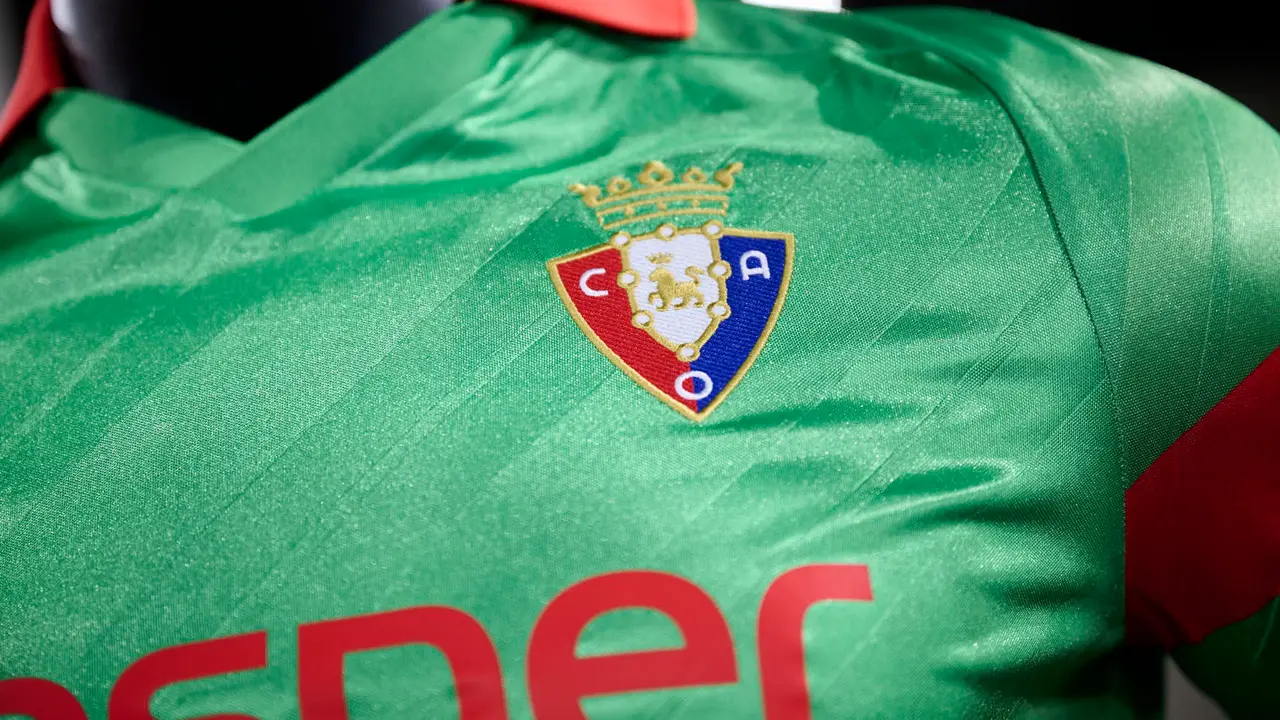 La tienda de Osasuna pone en marcha la venta de la segunda equipación para la temporada 25/26. PABLO LASAOSA
