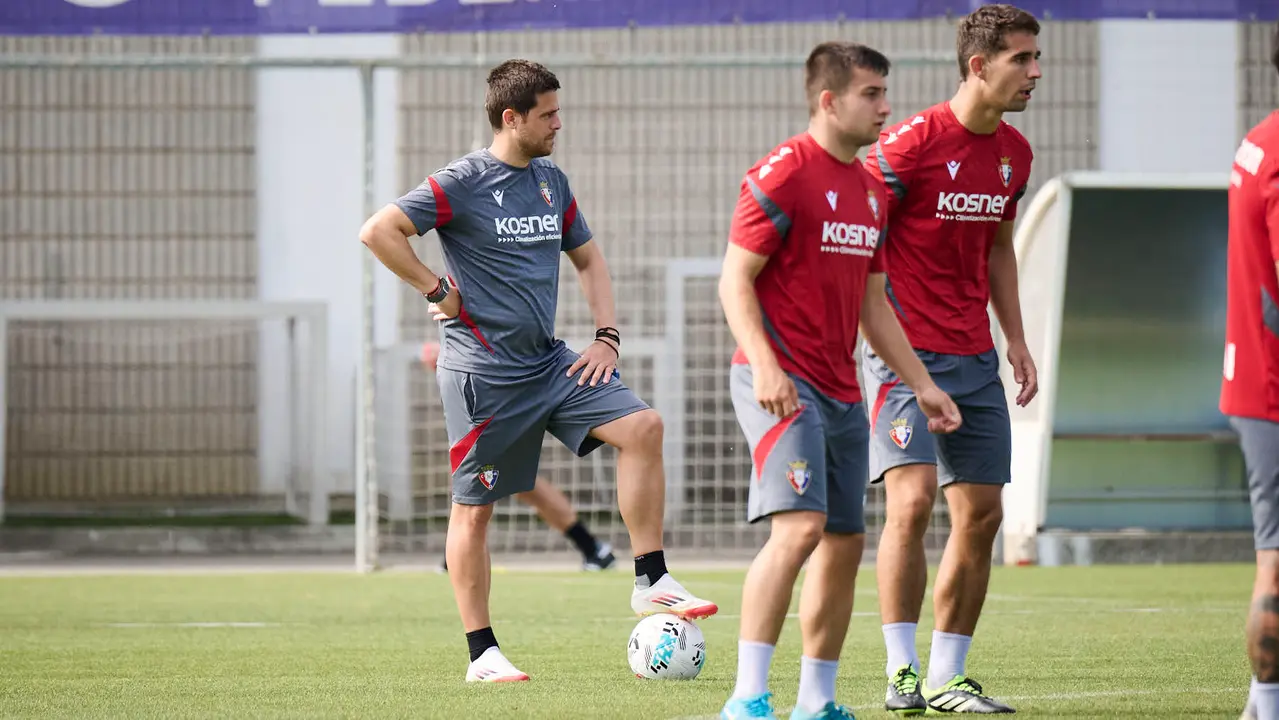 Los jugadores de Osasuna se entrenan en las instalaciones de Tajonar preparando la temporada 25/26. PABLO LASAOSA