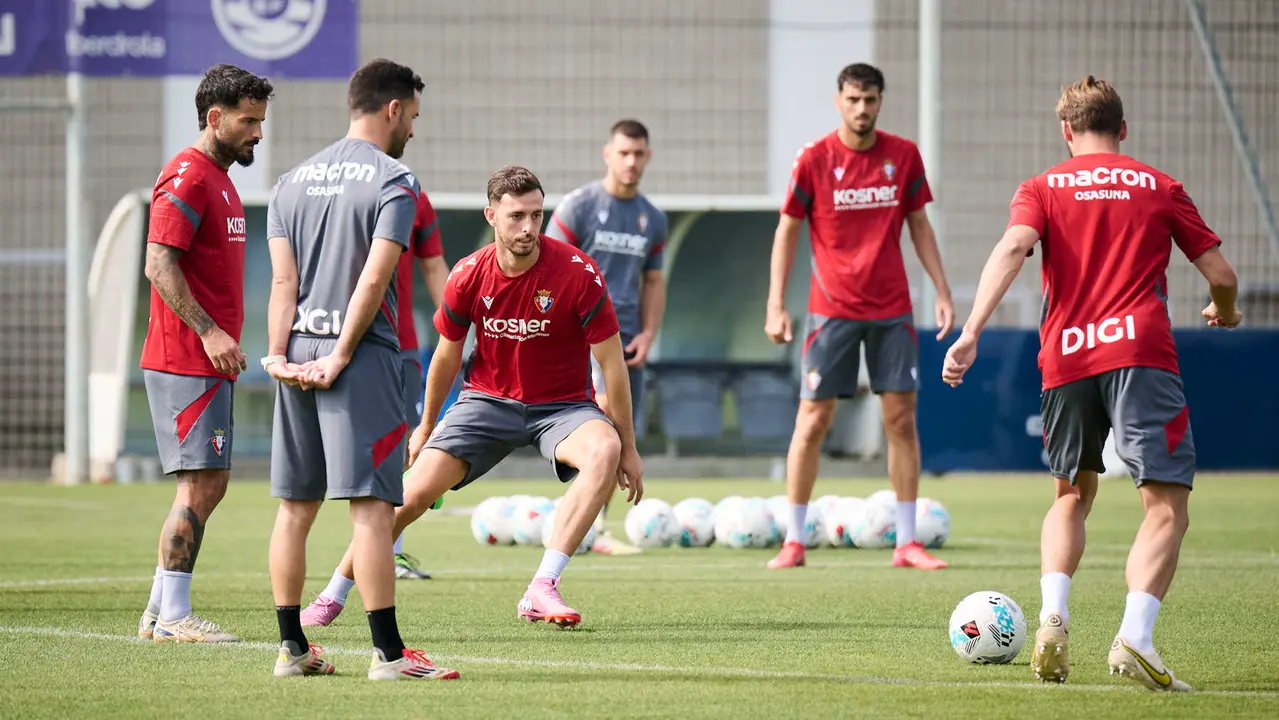 Los jugadores de Osasuna se entrenan en las instalaciones de Tajonar preparando la temporada 25/26. PABLO LASAOSA