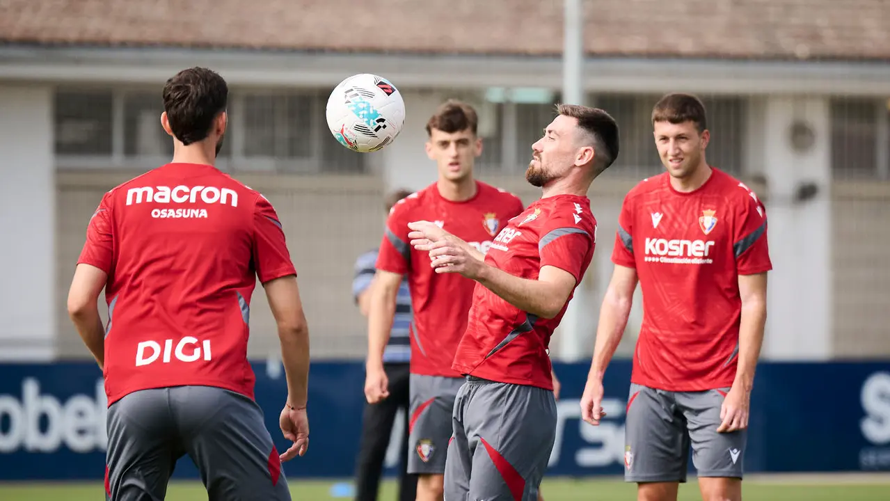 Los jugadores de Osasuna se entrenan en las instalaciones de Tajonar preparando la temporada 25/26. PABLO LASAOSA