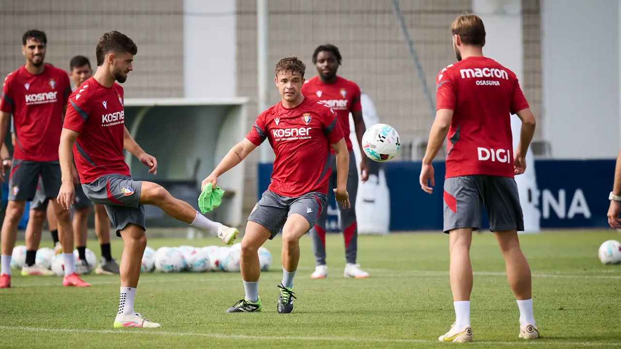 Los jugadores de Osasuna se entrenan en las instalaciones de Tajonar preparando la temporada 25/26. PABLO LASAOSA