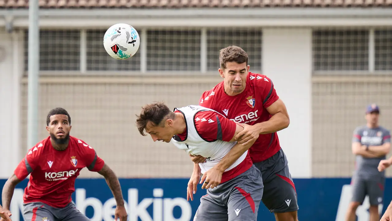 Los jugadores de Osasuna se entrenan en las instalaciones de Tajonar preparando la temporada 25/26. PABLO LASAOSA