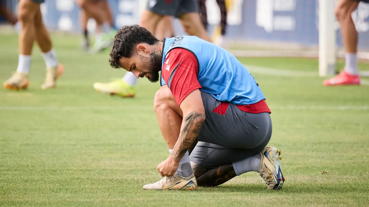 Los jugadores de Osasuna se entrenan en las instalaciones de Tajonar preparando la temporada 25/26. PABLO LASAOSA