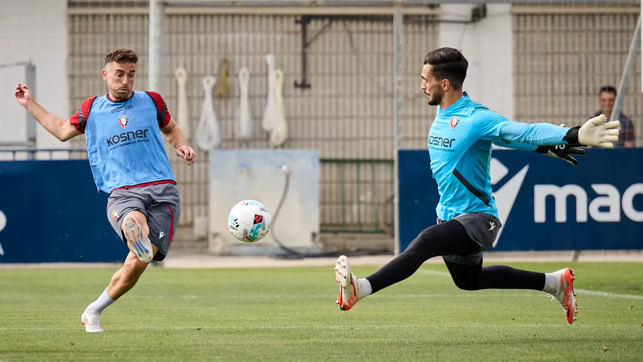 Los jugadores de Osasuna se entrenan en las instalaciones de Tajonar preparando la temporada 25/26. PABLO LASAOSA