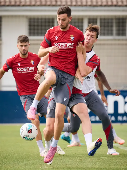 Los jugadores de Osasuna se entrenan en las instalaciones de Tajonar preparando la temporada 25/26. PABLO LASAOSA