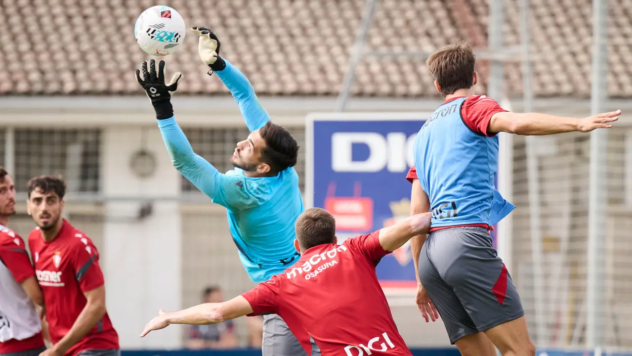 Los jugadores de Osasuna se entrenan en las instalaciones de Tajonar preparando la temporada 25/26. PABLO LASAOSA