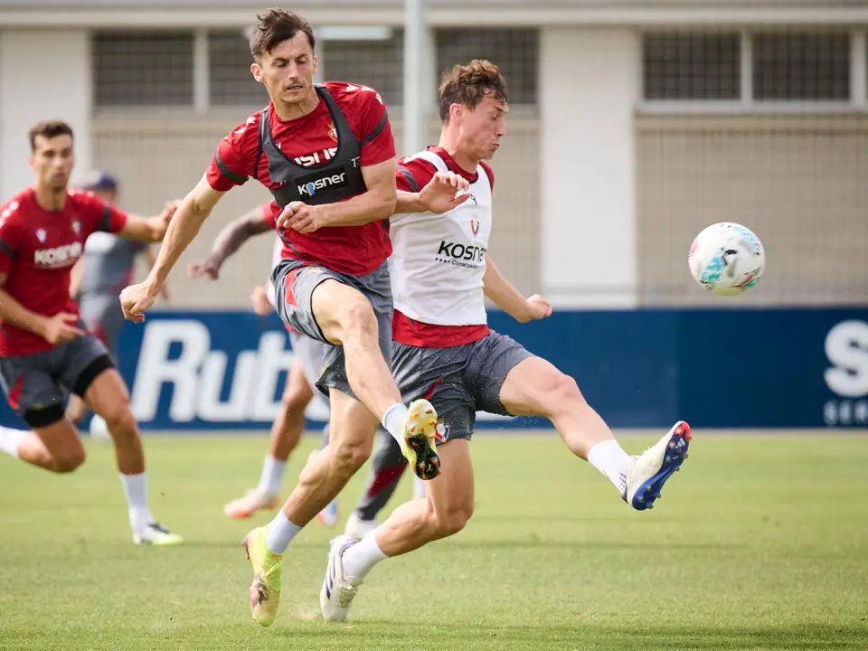 Los jugadores de Osasuna se entrenan en las instalaciones de Tajonar preparando la temporada 25/26. PABLO LASAOSA