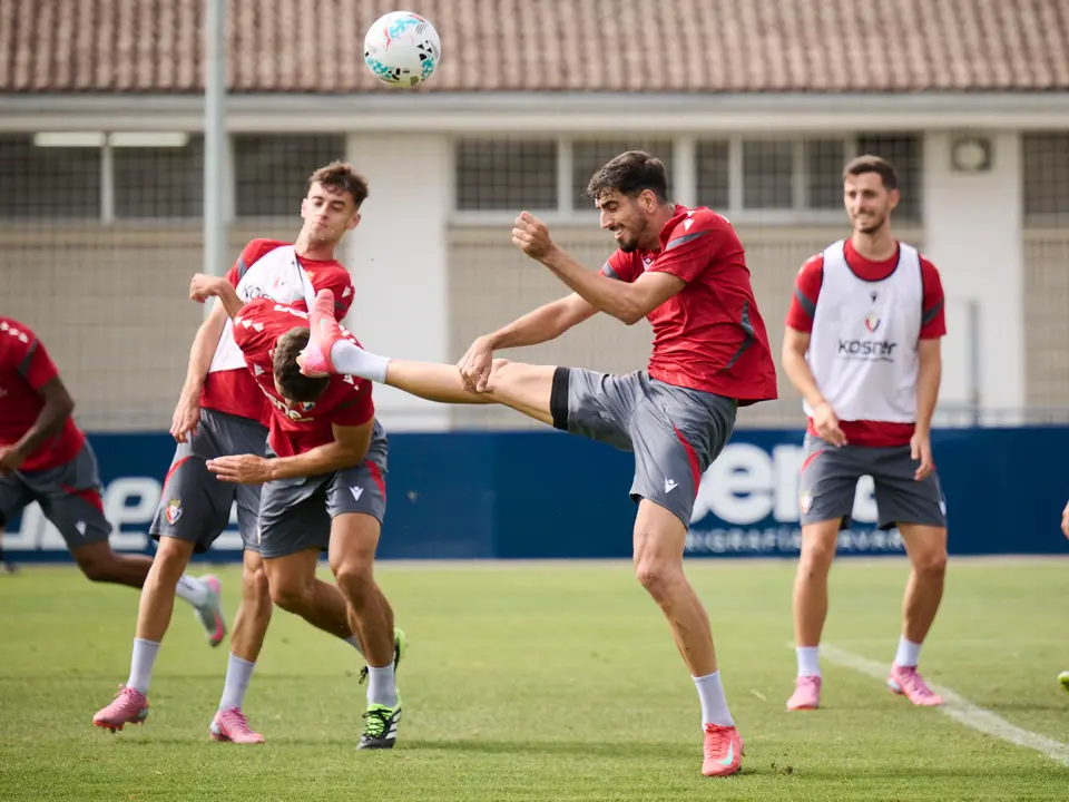 Los jugadores de Osasuna se entrenan en las instalaciones de Tajonar preparando la temporada 25/26. PABLO LASAOSA