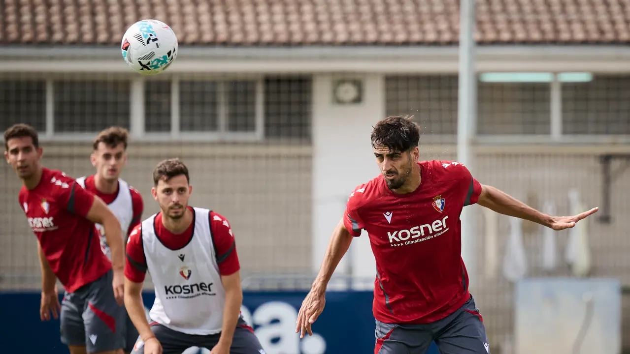 Los jugadores de Osasuna se entrenan en las instalaciones de Tajonar preparando la temporada 25/26. PABLO LASAOSA