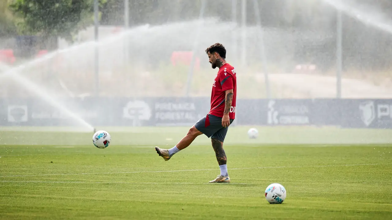 Los jugadores de Osasuna se entrenan en las instalaciones de Tajonar preparando la temporada 25/26. PABLO LASAOSA