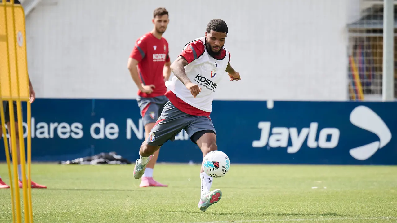 Los jugadores de Osasuna se entrenan en las instalaciones de Tajonar preparando la temporada 25/26. PABLO LASAOSA