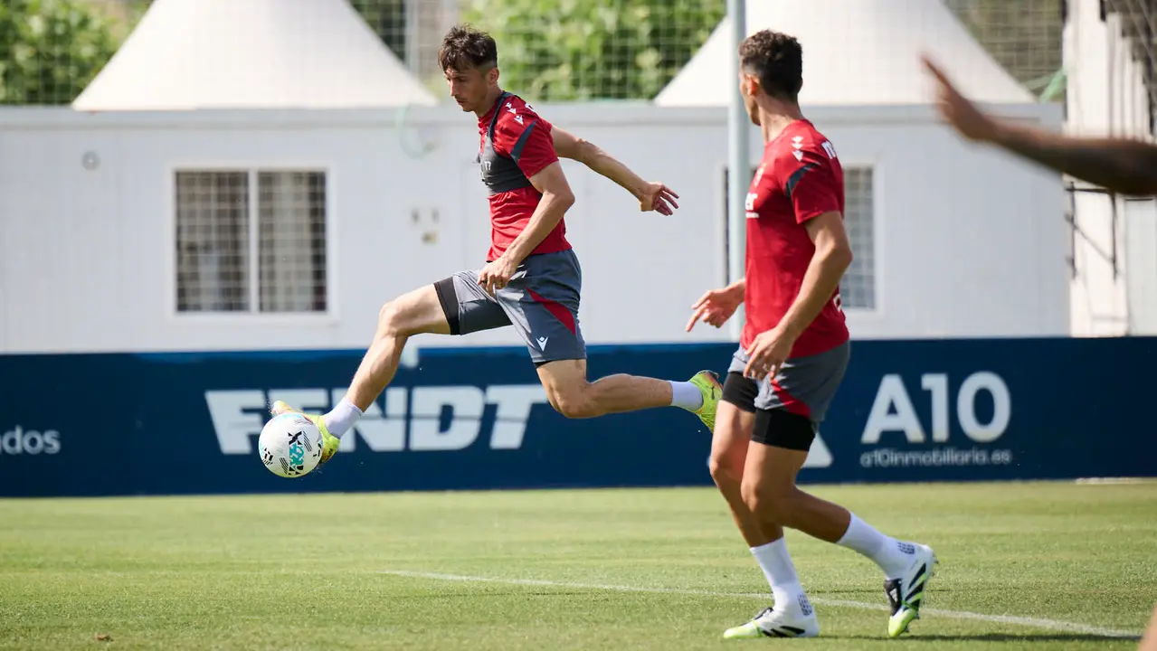 Los jugadores de Osasuna se entrenan en las instalaciones de Tajonar preparando la temporada 25/26. PABLO LASAOSA