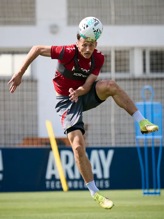 Los jugadores de Osasuna se entrenan en las instalaciones de Tajonar preparando la temporada 25/26. PABLO LASAOSA