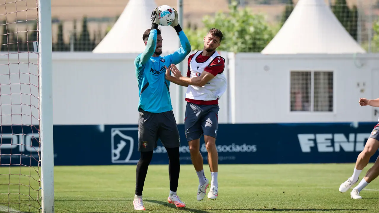 Los jugadores de Osasuna se entrenan en las instalaciones de Tajonar preparando la temporada 25/26. PABLO LASAOSA