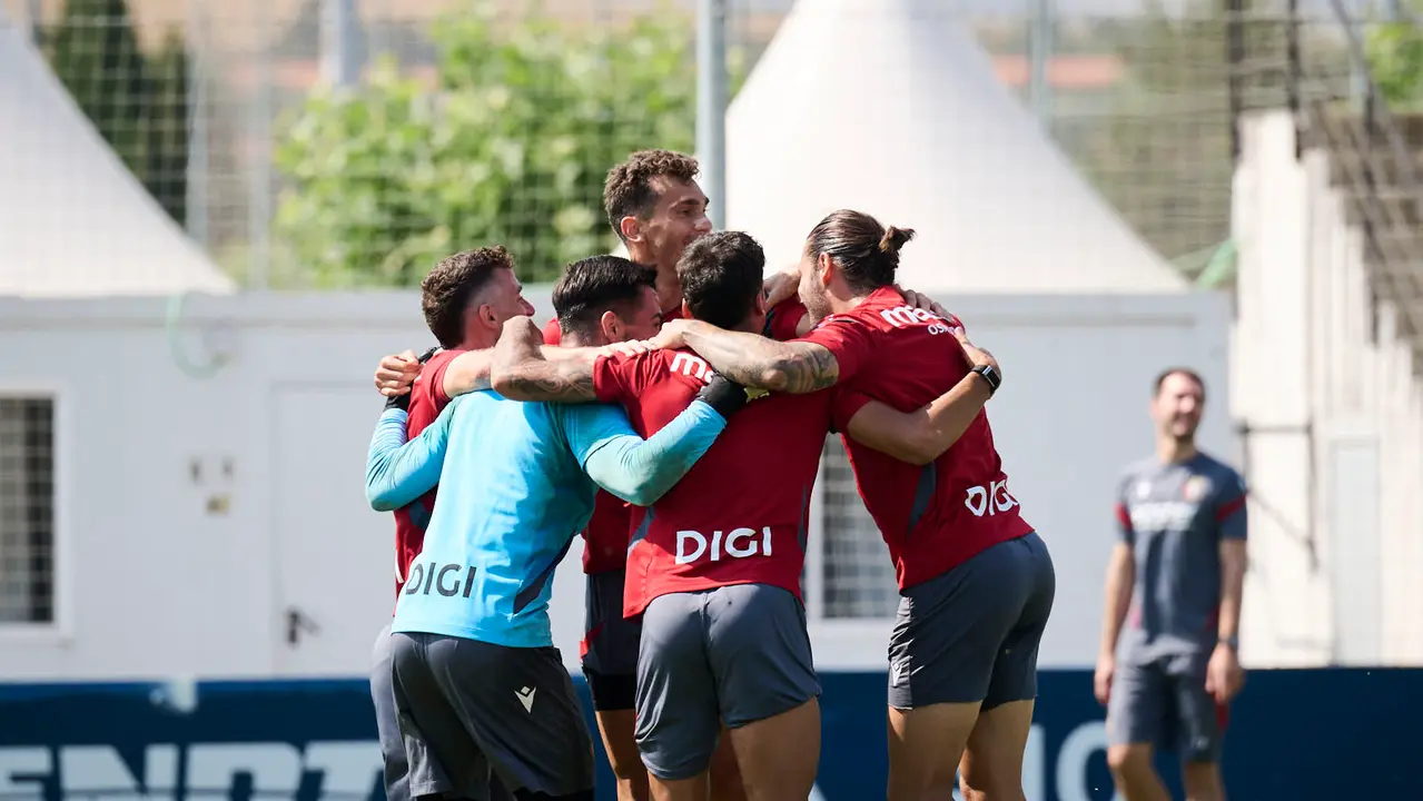 Los jugadores de Osasuna se entrenan en las instalaciones de Tajonar preparando la temporada 25/26. PABLO LASAOSA