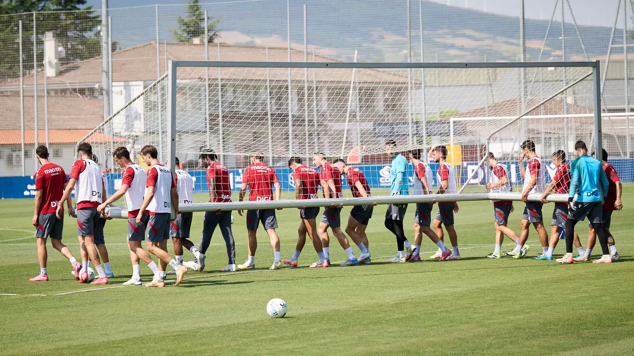 Los jugadores de Osasuna se entrenan en las instalaciones de Tajonar preparando la temporada 25/26. PABLO LASAOSA