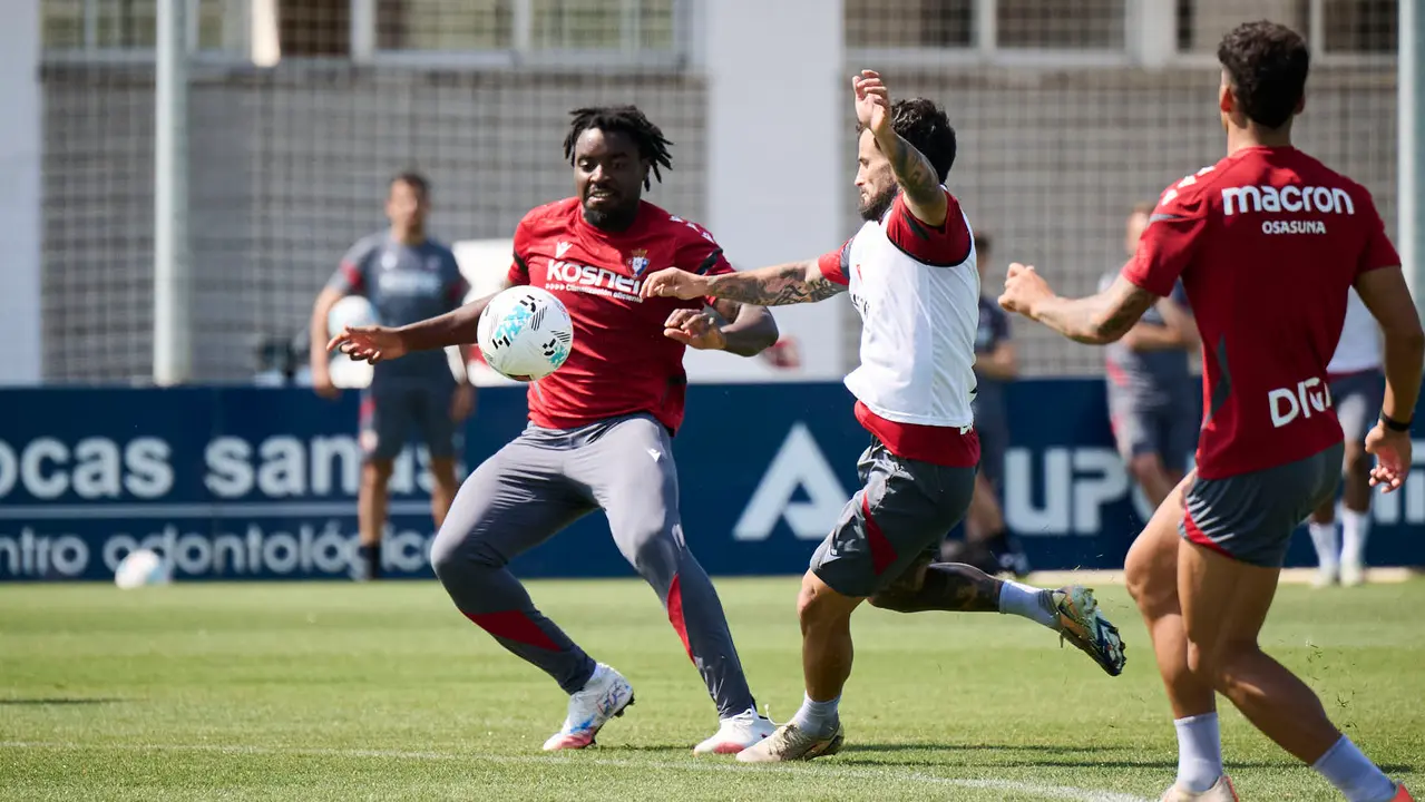 Los jugadores de Osasuna se entrenan en las instalaciones de Tajonar preparando la temporada 25/26. PABLO LASAOSA
