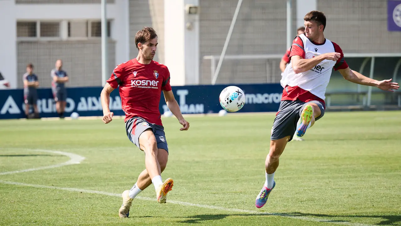 Los jugadores de Osasuna se entrenan en las instalaciones de Tajonar preparando la temporada 25/26. PABLO LASAOSA