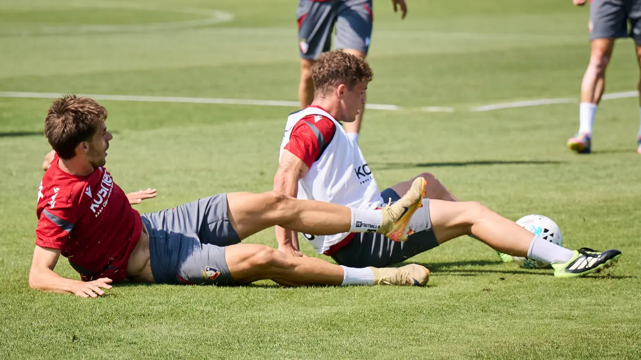 Los jugadores de Osasuna se entrenan en las instalaciones de Tajonar preparando la temporada 25/26. PABLO LASAOSA