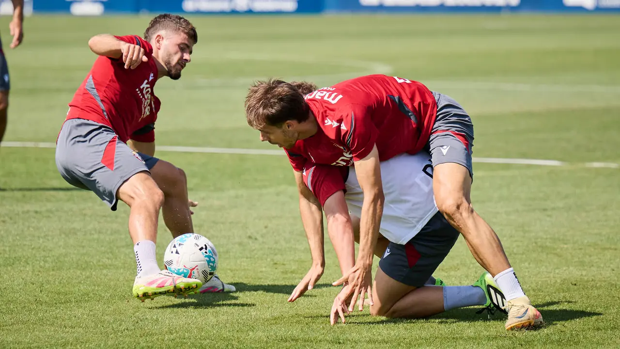 Los jugadores de Osasuna se entrenan en las instalaciones de Tajonar preparando la temporada 25/26. PABLO LASAOSA