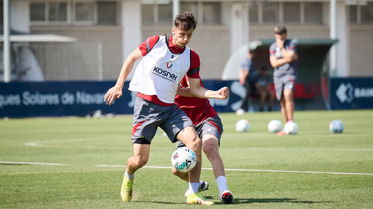 Los jugadores de Osasuna se entrenan en las instalaciones de Tajonar preparando la temporada 25/26. PABLO LASAOSA