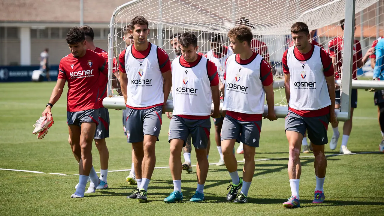 Los jugadores de Osasuna se entrenan en las instalaciones de Tajonar preparando la temporada 25/26. PABLO LASAOSA