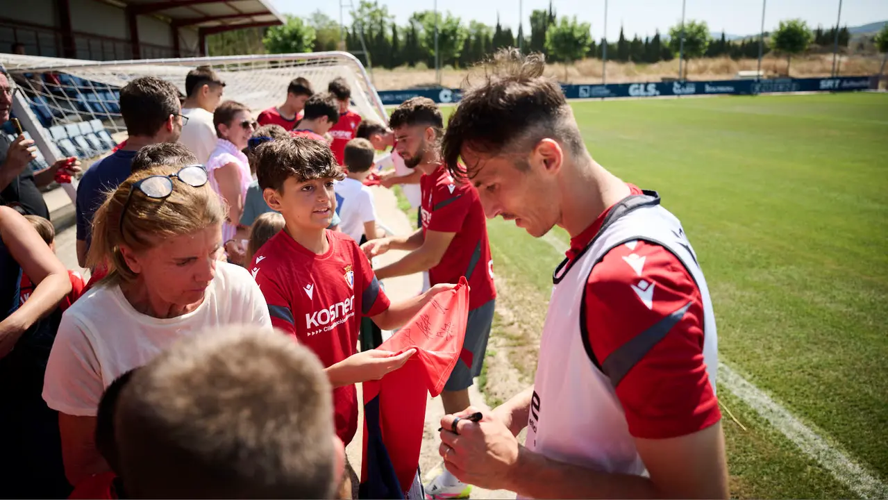 Los jugadores de Osasuna se entrenan en las instalaciones de Tajonar preparando la temporada 25/26. PABLO LASAOSA